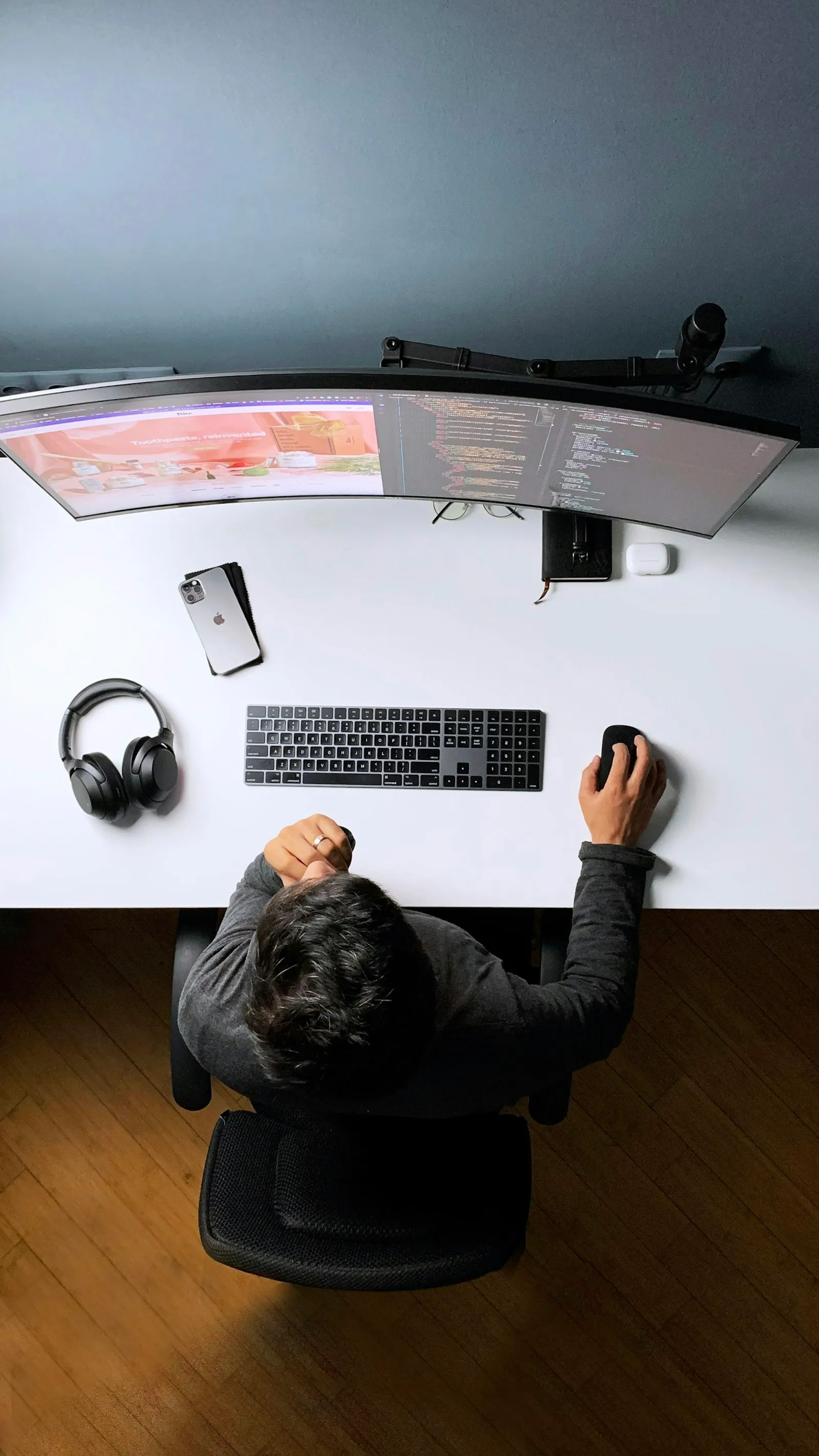 Mann arbeitet konzentriert an einem silbernen MacBook