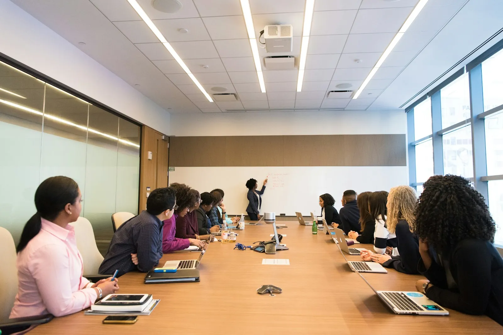 Team in einer Besprechung an einem Konferenztisch